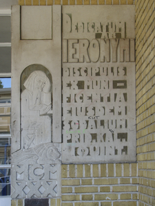 905417 Afbeelding van een gevelsteen met een Latijnse tekst naast de ingang van het Stedelijk Gymnasium (Homeruslaan ...